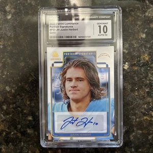 2023 Panini Luminance Justin Herbert Portrait Signatures Gold 4/5 CGC 10/10 - Bild 1 von 3