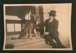 Foto de colección en blanco y negro hombre mejor amigo perro pastor alemán en la cubierta con bola #4070 - Imagen 1 de 1