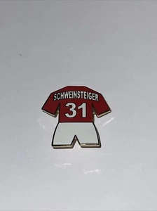 Manchester United Schweinsreiger Shirt Kit Badge Man Utd MUFC Pin Badge - Picture 1 of 3