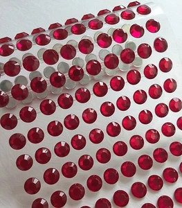 120 Selbstklebende 8mm Schmucksteine Strass- Glitzersteine Bordüre Rund Amaranth - Bild 1 von 4