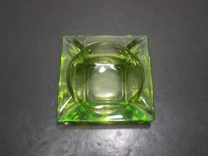 Posacenere 4-5/8" quadrato in vetro verde - Foto 1 di 5