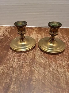 Coppia di portacandele vintage in ottone alti 2,5" con marchio a W - Foto 1 di 9