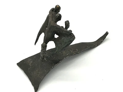 Stupenda scultura astratta in bronzo 3 persone che abbracciano con grande piede unica - Immagine 1 di 4