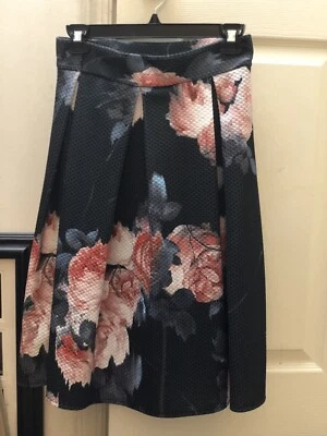 Женская повседневная юбка миди Rinascimento с черным цветочным узором размер S сделано в Италии - Изображение 1 из 4