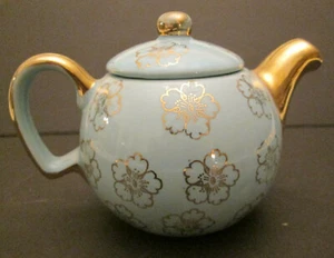Tetera de porcelana - verde pálido con decoración floral dorada - Imagen 1 de 9