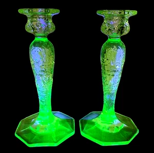 Mckee Pair of Uranium Crystal Candlesticks from the 1920's. - Picture 1 of 5