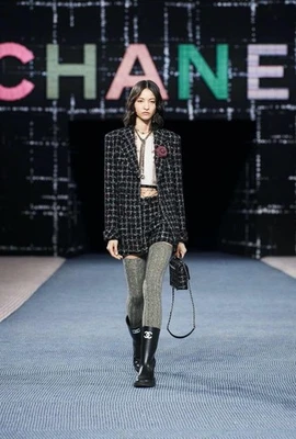 Blazer Chanel FW 2022-23 Negro/Rojo y Blanco Tweed a Cuadros Tres Botones F 36/US 4 Foto 1 de 4