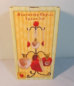 Vintage Cracker Fass Apfel Obstgarten Messbecher & Löffel Set Neu im Karton Susan Winget - Bild 1 von 7