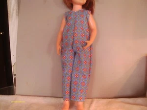 PUPPENKLEIDUNG HANDARBEIT PULLOVER FÜR CRISSY PUPPEN DUNKELBLAU GEBLÜMT - Bild 1 von 1