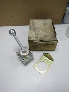 😎 NEW BARKSDALE 9021-MC-C MANUAL DIRECTIONAL CONTROL VALVE 1/4" PORTS - Picture 1 of 6
