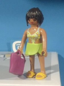 PLAYMOBIL CHICA MODERNA CON BOLSO DE PLAYA - 25/11/20 - Picture 1 of 1