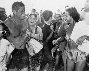 Presidente de los Estados Unidos Kennedy en bañador mojado y damas reimpresión vintage 8x10 foto antigua - Imagen 1 de 1