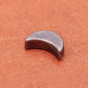 50X 11*7mm Retro Forma de Luna Sujetador Cuero Remache Cinturón Cuero Artesanía Concho - Imagen 1 de 10