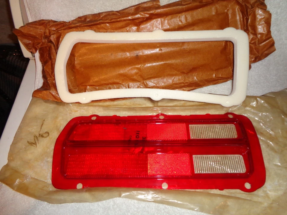 Новый из старых запасов объектив левого заднего фонаря Mopar 1976-77 Plymouth Volare - Изображение 1 из 1