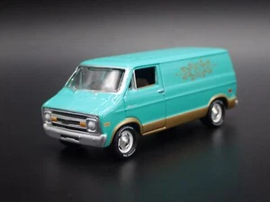 1976 76 DODGE TRADESMAN VAN MIT ANHÄNGUNG 1/64 MASSSTAB SAMMLERSTÜCK DRUCKGUSS MODELLAUTO - Bild 1 von 7