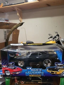 Muscle Machines 1/18 Scale 1969 Camaro Z/28 Black with Gold Stripes Diecast Car - Picture 1 of 5
