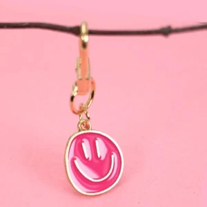 Ella & Elly • Hot Pink Gold Ton Emaille Smiley Gesicht Handtasche Anhänger Schlüsselanhänger Neu - Bild 1 von 2