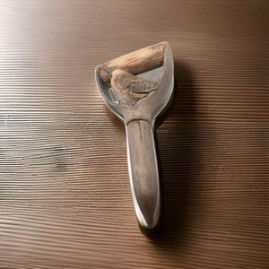 Marjolein Bastin Wren Bird on Faux Shovel Handle Garden Stake / Yard Decor - Picture 1 of 3