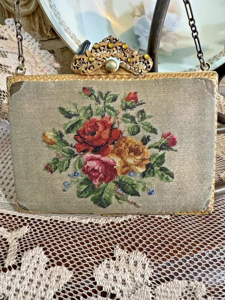 Cartera de tocador de colección Art Deco Petit Point con joyas con marco de triple placa ornamentado Foto 1 de 4