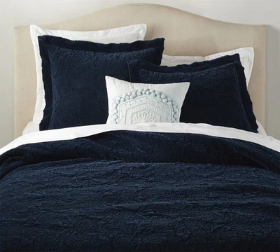 Fundas estándar Pottery Barn de terciopelo con puntada floral azul medianoche/azul marino 2 piezas Foto 1 de 4