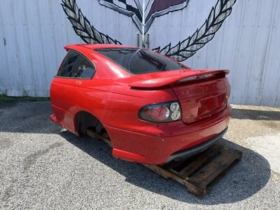 2006 PONTIAC GTO ЗАДНИЙ ЗАЖИМ БАМПЕР БАГАЖНИКА ЧЕТВЕРТЬ ПАНЕЛИ 2005 - Изображение 1 из 4