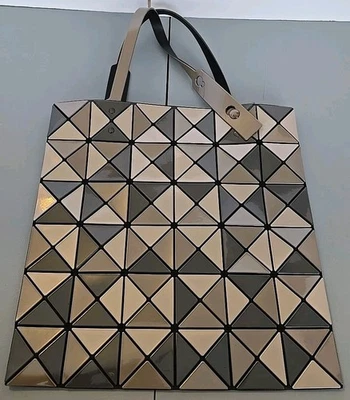 Bolso TOTE Bao Bao “Issey Miyake” Cuadrado Prisma Plateado - 13.5" x 13.5" Foto 1 de 4