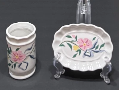 Vaso de cerámica y jabonera Waverly Meadow Flowers bordes de vieira de colección blanco Bkgrd Foto 1 de 4