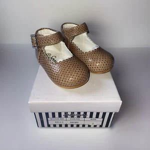 BABY MÄDCHEN LACKSCHUHE SPANISCHE MARY JANE PARTYSCHUHE ANLASS BRAUN UK 2 SEVA - Bild 1 von 10