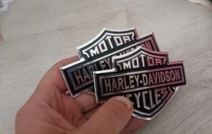 Set 2 adesivi Logo emblema in Metallo HARLEY DAVIDSON per serbatoio ecc. - Foto 1 di 3