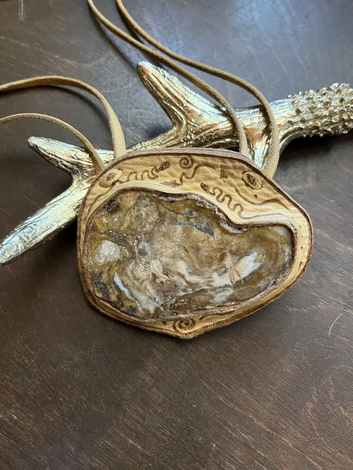 Talismán artesanal único en su clase madera petrificada y piel de ciervo INTUICIÓN   Foto 1 de 2