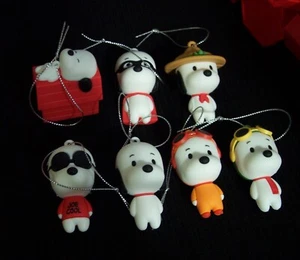 HALLMARK 2022 PEANUTS MISTERIO NAVIDAD ADORNO SET 7 Y RARO DOGHOUSE ABIERTO - Imagen 1 de 2
