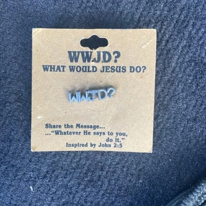 Prendedor de sombrero de solapa de metal tono gris vintage coleccionable WWJD - Imagen 1 de 1