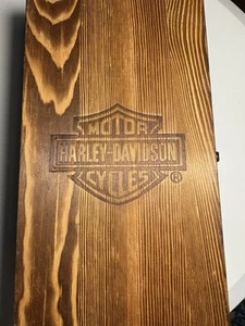 Caja de almacenamiento jarra de whisky de madera Harley Davidson Motor Cycles - Imagen 1 de 10