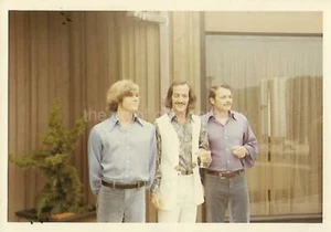 How They Rolled FOUND PHOTO Color MEN Original Snapshot VINTAGE Guys06 24 C - Bild 1 von 1