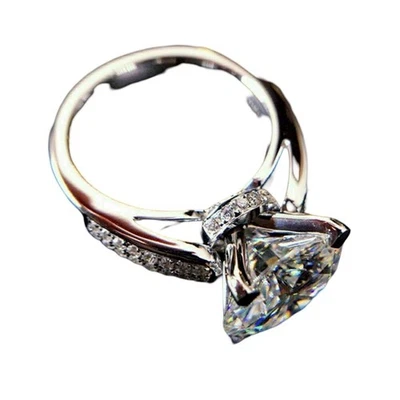 Einzigartiger Design Kupferring mit vier Krallen und attraktivem simuliertem Dia - Bild 1 von 4