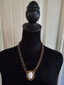 Collana Vintage Monet Cabochon Bianco Catena Maglia Grossa Carriera Classica - Foto 1 di 5