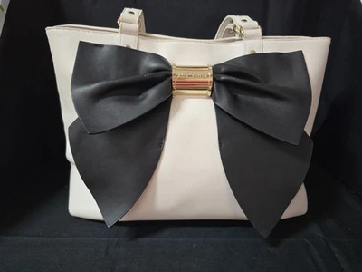 Bolso de Mano Betsey Johnson Nanza Negro Lazo Tachonado Correa Bolsillos Internos E29-10 Foto 1 de 4