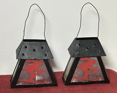 Mini linterna rústica artesanal de metal negro y vidrio con diseño de recorte de esquiador rojo Foto 1 de 4