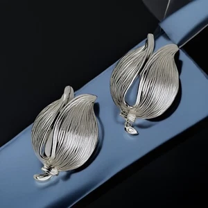 Lisner Tulip Flower Earrings Silver Tone Vintage 1950s Screw Back Textured - Picture 1 of 8