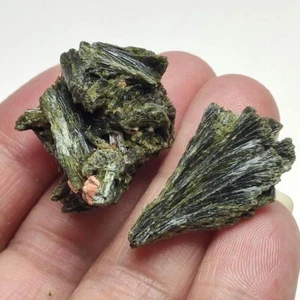 19g/2pcs Beautiful Natural Epidote Crystal Cluster Specimen , Pakistan 0018 - Picture 1 of 8