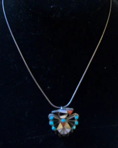 COLLAR BROCHE COLGANTE ZUNI PEQUEÑAS E INTRINCADAS PIEDRAS PRECIOSAS CON INCRUSTACIONES THUNDERBIRD - Imagen 1 de 8