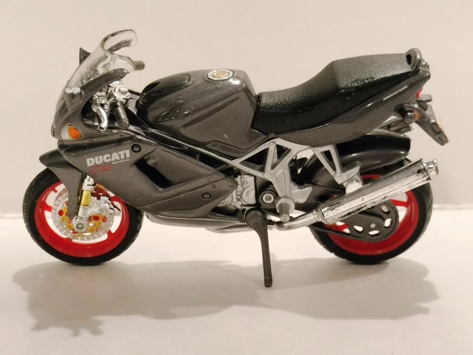 Selección de motocicletas diecast y de plástico - Spin Master, Hot Wheels y otras Foto 1 de 1