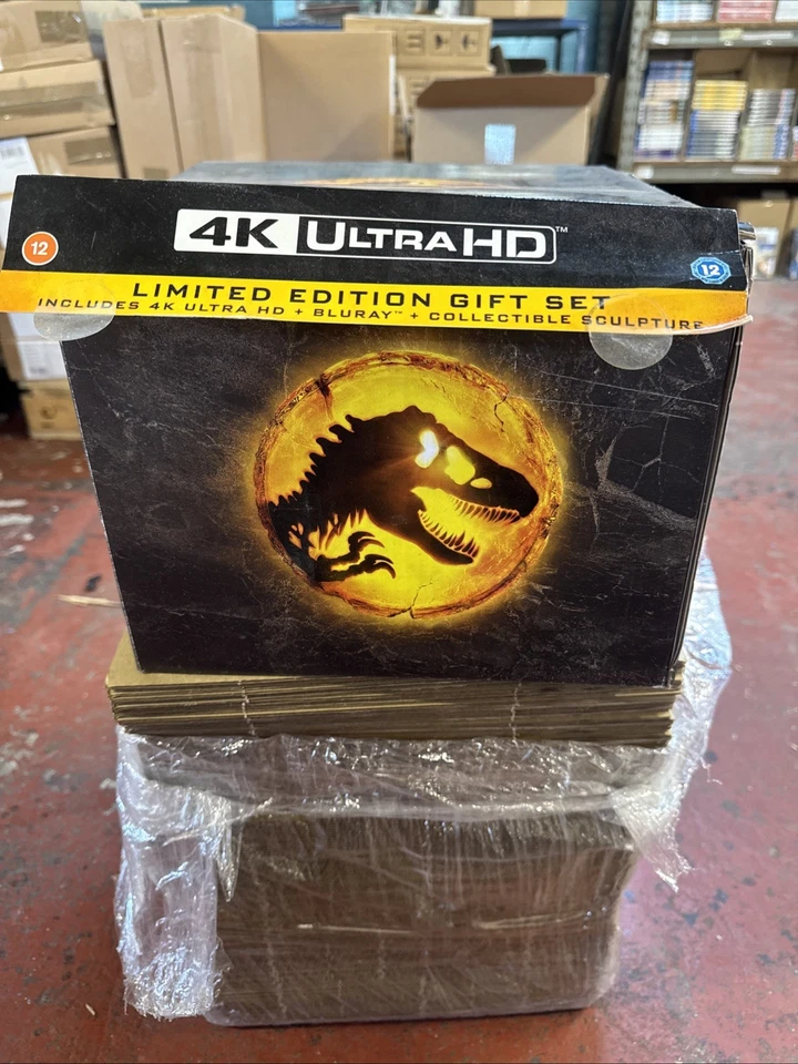 Jurassic World Ultimate Collection Premium Gift Set 4K UHD Blu-ray & Figure READ - Image 1 of 4