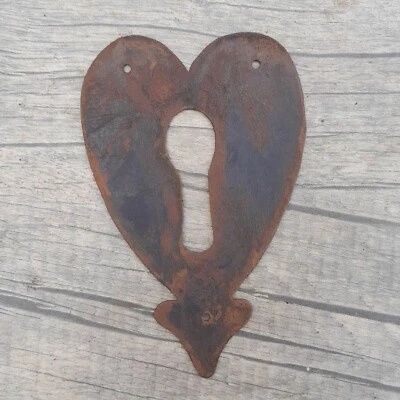 De Colección Hierro Grande Hecho a Mano Forma de Corazón Cajón Cómoda Joyería ESCUCHEON Agujero para Llave Foto 1 de 4