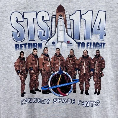 Kennedy Space Center T Shirt STS 114 Discovery Astronauts NASA Adult M Grey VTG - Image 1 of 4