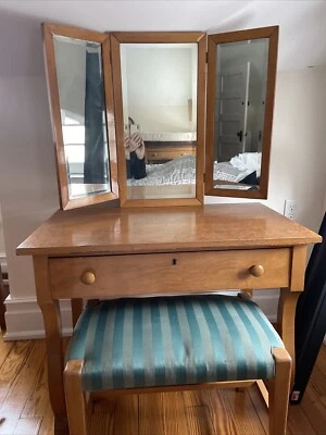 Tocador y taburete de arce ojo de pájaro Foto 1 de 3