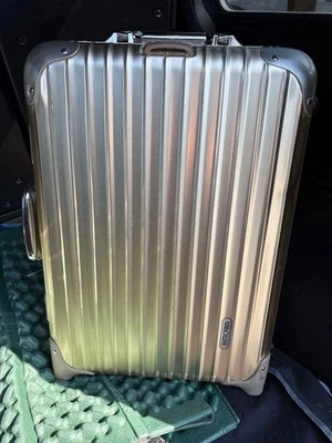 Mala de transporte Rimowa Topas 32L dourada 2 rodas usada - Imagem 1 de 4