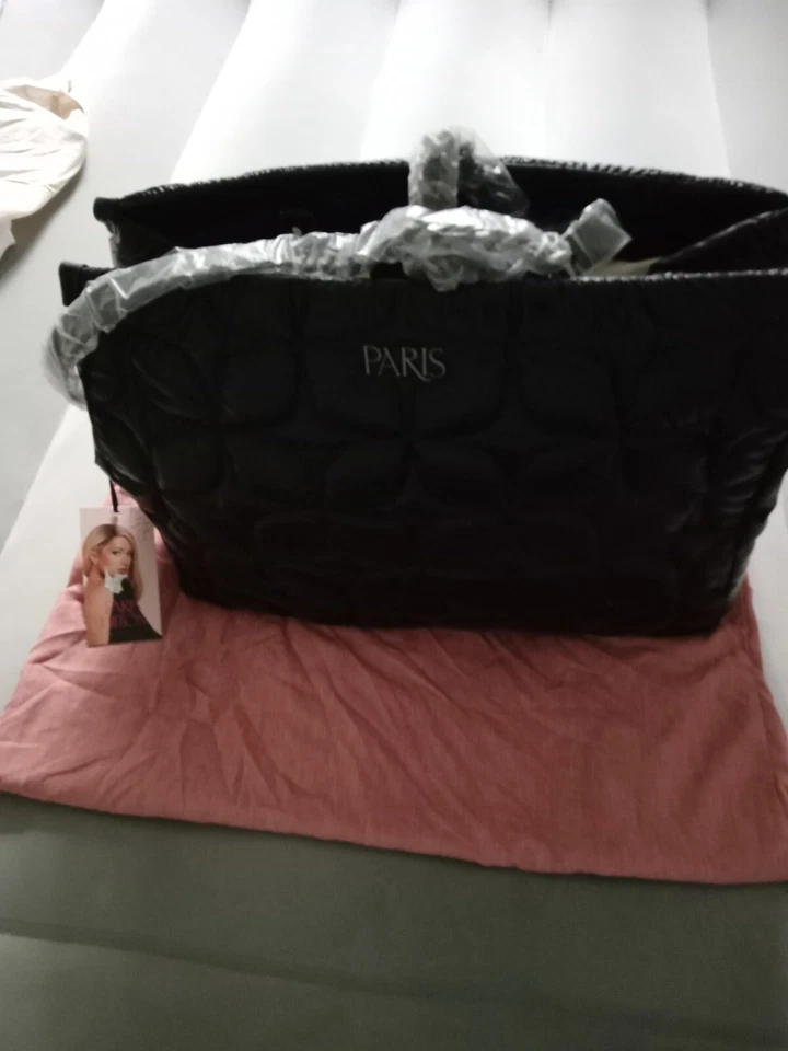 Cartera de mano Paris Hilton para mujer Carson acolchada de nailon con triple compartimento, negra Foto 1 de 1