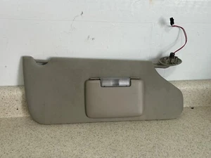 05-10 JEEP GRAND CHEROKEE PARASOLES PASAJERO LADO DERECHO GRIS CON ILUMINACIÓN OEM - Imagen 1 de 6