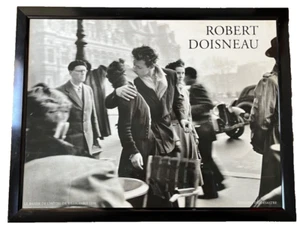 Robert Doisneau Le Baiser de l'Hotel de Ville Framed Photo Art Print - 27"x35" - Picture 1 of 2